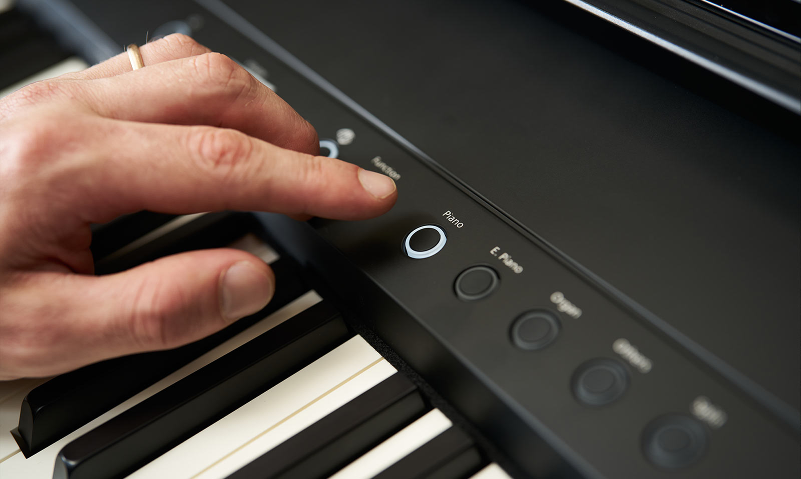 <b>Roland FP-40 Black Piano Digital Portátil com WI-FI nova app PIANO SPHERE NEW!</b>